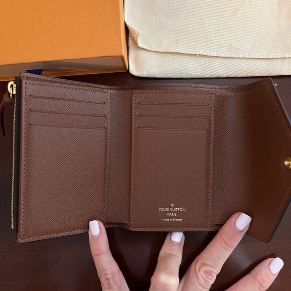 SOLD Authentic Louis Vuitton Victorine wallet - Picture 4 of 10